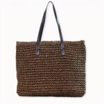 Vous êtes à la recherche du sac qui fera la différence cet été ? Notre magnifique sac de plage bohème en paille tressé pour femme est fait pour vous ! Son style intemporel et estival s'adapte à facilement à toutes sortes de situations et de tenues tout en ajoutant une note chic et décontracté à votre look.