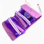 Optez pour ce sac à cosmétiques de voyage qui soit à la fois pratique et élégant, doté de plusieurs poches pour votre outil de maquillages ! Il est parfait pour ranger tous vos produits de maquillage et de beauté, et il peut être accroché au mur ou plié en sac pour être transporté facilement.