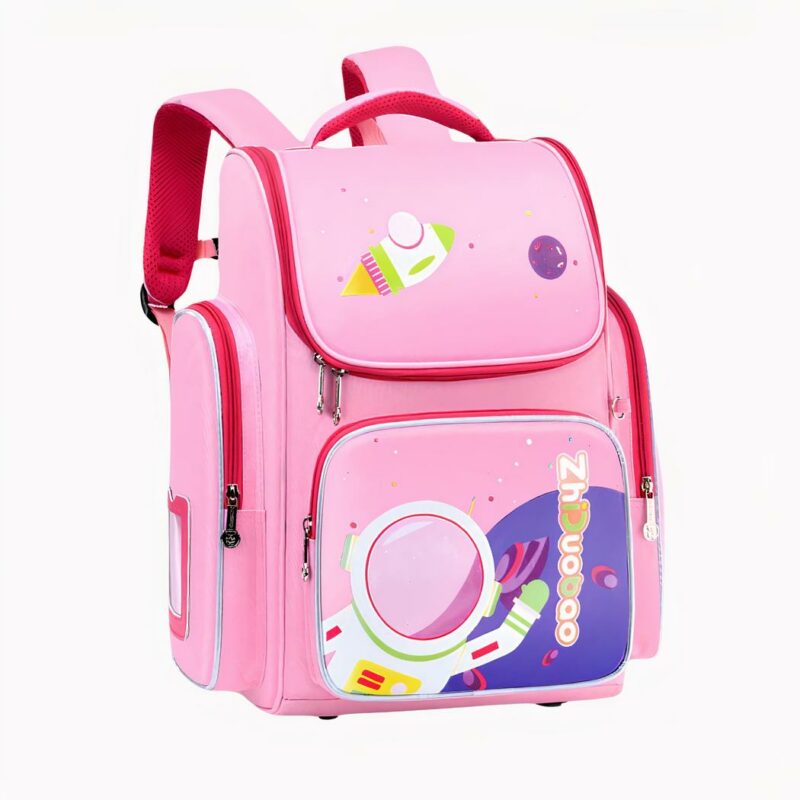 Sac à dos cartable d'école rose avec un motif d'astronaute sur la poche zippée avant. Une poche zippée de chaque côté, le compartiment principal est fermé par fermeture éclair. Les bretelles sont rembourrées. Les fermetures éclair sont rouges.