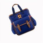 Sac à bandoulière bleu en toile avec logo Mickey pour enfant avec poche devant. Bonne qualité et très à la mode.