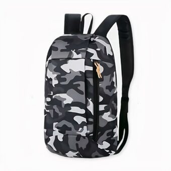 Sac à dos motif camouflage ultraléger pour randonnée gris et noir avec un fond blanc