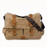 Sac en toile à bandoulière pour hommes marron avec un fond blanc