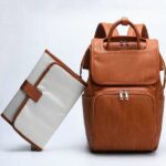 Sac à langer de maternité en simili cuir marron avec un portefeuille blanc et marron