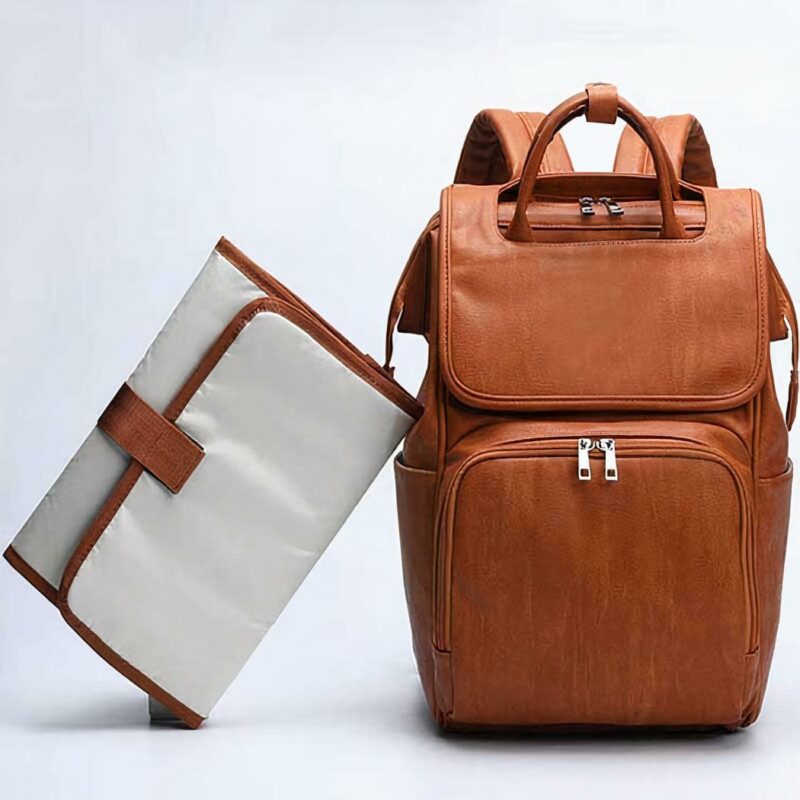 Sac à langer de maternité en simili cuir marron avec un portefeuille blanc et marron