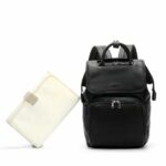 Sac à langer de maternité en simili cuir avec un fond blanc