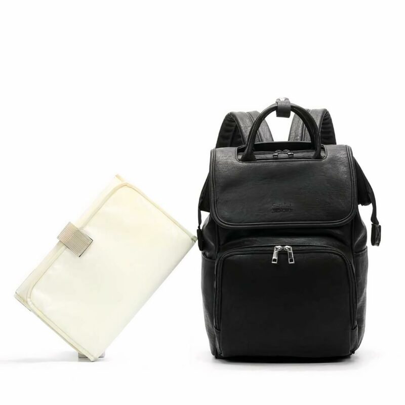 Sac à langer de maternité en simili cuir avec un fond blanc