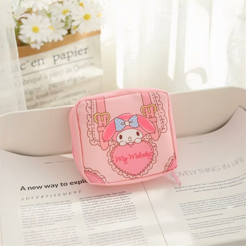 Sac de rangement serviettes hygiéniques pour femme en rose avec motif chat sur des papiers