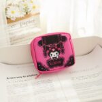 Sac de rangement serviettes hygiéniques pour femme rose avec un fond blanc