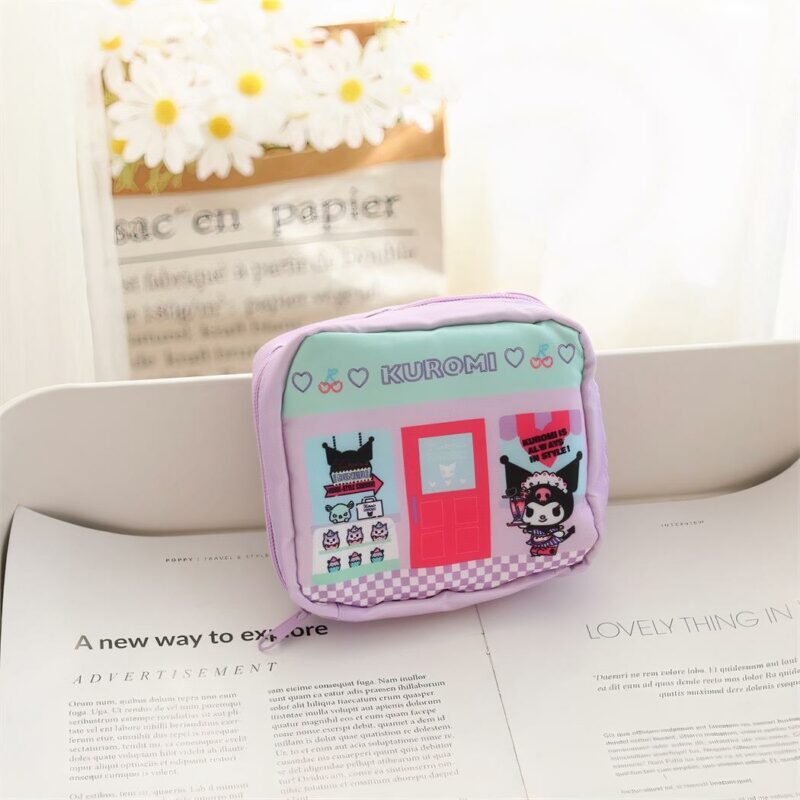 Sac de rangement serviettes hygiéniques pour femme sur une table