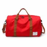 Sac de voyage grande capacité avec bandoulière marron rouge avec un fond blanc