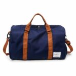 Sac de voyage grande capacité avec bandoulière marron bleu et marron avec un fond blanc