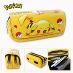 Trousse pour enfant de couleur jaune, sur le thème Pokemon, sur l'image principale du haut, il y a Pikachu allongé sur le ventre qui a l'air de dormir, il est entouré de Pokeball rouge et blanche. En bas de l'image, il y a trois photos représentant la trousse, sur le côté, à l'arrière et une fois ouverte avec des stylos dedans. Il y a le logo Pokemon en haut à gauche de l'image, Le fond de l'image est gris clair.