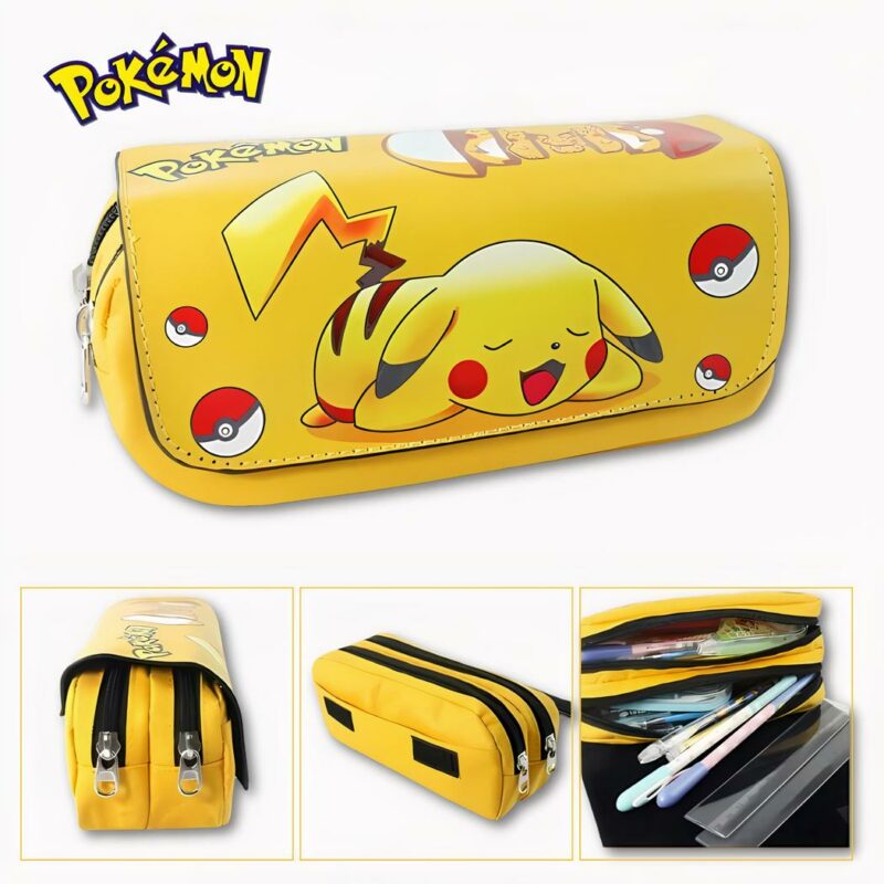 Trousse pour enfant de couleur jaune, sur le thème Pokemon, sur l'image principale du haut, il y a Pikachu allongé sur le ventre qui a l'air de dormir, il est entouré de Pokeball rouge et blanche. En bas de l'image, il y a trois photos représentant la trousse, sur le côté, à l'arrière et une fois ouverte avec des stylos dedans. Il y a le logo Pokemon en haut à gauche de l'image, Le fond de l'image est gris clair.