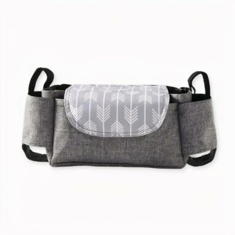 Ce joli sac de poussette est parfait pour transporter tous les objets essentiels de votre bébé lors de ses déplacements. Les sangles en velcro réglables permettent de l'attacher facilement à la plupart des poussettes, et la sangle zippée permet de le porter indépendamment. Les porte-boissons isolantes sont idéaux pour mettre les biberons et les tasses.