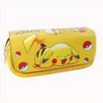 Trousse scolaire jaune avec Pikachu sur le ventre. Un rabat en similicuir ferme la trousse à deux compartiments.