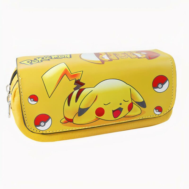 Trousse scolaire jaune avec Pikachu sur le ventre. Un rabat en similicuir ferme la trousse à deux compartiments.