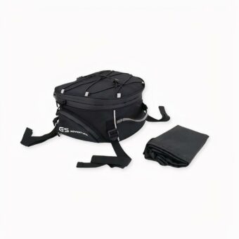 Sac à dos moto haute capacité imperméable sur fond gris clair.