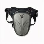 Sac à dos moto à coque dure de haute qualité en version grise sur fond gris clair.