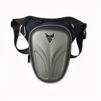 Sac à dos moto à coque dure de haute qualité en version grise sur fond gris clair.