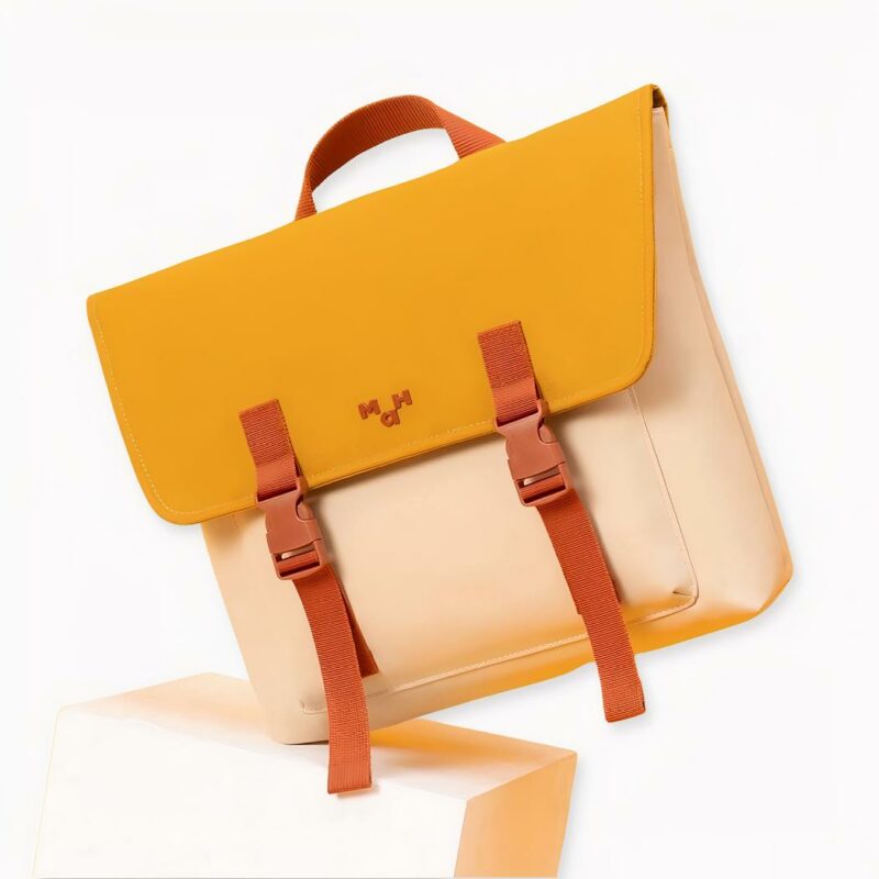 La saison des achats pour la rentrée des classes est arrivée, ce qui signifie qu'il est temps de trouver le sac à dos idéal pour votre enfant. Avec tant d'options sur le marché, il peut être difficile de savoir lequel convient le mieux à votre famille. Mais nous vous couvrons avec notre classeur ergonomique étanche pour sac à dos. Ce sac à dos ergonomique étanche cartable est spécialement conçu pour soulager les douleurs dorsales et assurer un ajustement confortable. Les sangles sont réglables afin de pouvoir être personnalisées pour chaque utilisateur. Et le meilleur ? Il est totalement étanche, vous n'avez donc pas à craindre que les livres et les fournitures scolaires de votre enfant soient mouillés s'ils sont surpris par la pluie. Si vous recherchez un sac à dos qui gardera votre enfant à l'aise et au sec, tout en résistant aux rigueurs d'une utilisation quotidienne, ne cherchez pas plus loin que notre sac à dos ergonomique étanche cartable. C'est le choix idéal pour toute famille.