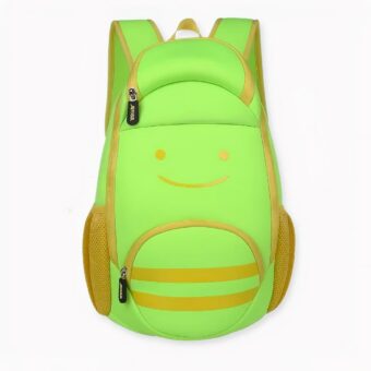 En moyenne, un enfant d'âge préscolaire ou d'école primaire porte un sac à dos qui pèse entre 15 et 20 % de son poids corporel. C'est beaucoup pour de petites épaules ! Alors, que pouvez-vous faire pour alléger la charge de votre enfant ? Nous avons la solution : le sac à dos ergonomique vert pour enfants. Ce sac à dos est conçu pour réduire la tension sur les épaules et le dos des jeunes. Il est doté de nombreuses caractéristiques adaptées aux enfants, comme des poches en filet pour un rangement supplémentaire et un panneau arrière rembourré pour un confort accru. Que votre enfant aille à l'école ou qu'il parte en randonnée en famille, le sac à dos ergonomique vert est le moyen idéal d'alléger sa charge !