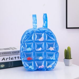 Sac à dos gonflable parfait pour la rentrée en maternelle bleue avec un petit pot et cactus à l'intérieur et des livres sur une table dans une maison
