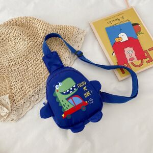 Sac de Maternelle petit dinosaure pour enfant avec chapeau de paille derrière et un livre