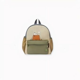 Ce magnifique sac à dos Snoopy en toile pour petit garçon est parfait pour accompagner votre enfant partout où il va. Fabriqué à partir de tissu durable et léger, ce sac à dos est très pratique et facile à transporter. Ce sac à dos est un excellent choix pour les enfants.