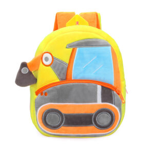 Un sac à dos pour enfant en peluche représentant un tractopelle de dessin animé posé droit sur un fond blanc. Il a deux bretelles à l'arrière orange.