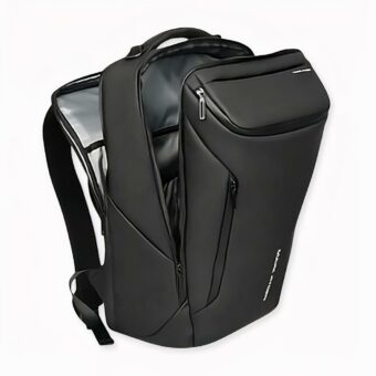 Un sac a dos noir de protection d'ordinateur posé au sol sur un fond blanc. Il a des poches sur les côtés et deux bandoulières noires sur sa face arrière. Il est d'un style moderne.