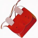 Ce ravissant sac à bandoulière en forme de lapin est le compagnon idéal pour les enfants qui aiment s'amuser et apprendre. Il est conçu pour être confortable et pratique, et est doté d'une sangle réglable pour un port facile. Fabriqué à partir de tissu durable et lavable, ce sac à bandoulière est orné d'un joli lapin rose aux oreilles douces et soyeuses et à la queue frétillante.