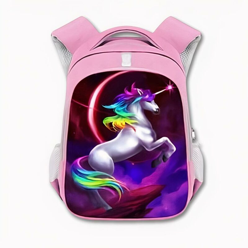 Sac à dos de CP pour enfant, rose, avec une photo de licorne multicolore qui cabre sur la poche avant. Bonne qualité et très à la mode.