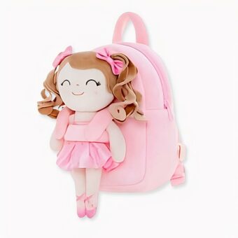 sac à dos de CP pour enfant , rose avec sur le devant une poupée en peluche d'une petite fille habillée en petite danseuse de ballet, et souriant les yeux fermés.