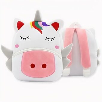 Sac à dos d'écolier en velours en forme de tête de licorne blanche avec une petite crinière multicolore et le museau rose, présenté de face et en arrière plan , le sac est également présenté de dos, où l'on voit les lanières roses.