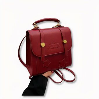 Petit cartable rouge pour femme avec 3 étoiles sur le devant, sur fond gris clair