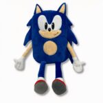 Sac à dos bleu en forme du personnage Sonic en peluche, sur fond gris clair