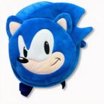 Sac à dos bleu à l'effigie de Sonic, en tête de hérisson, sur fond gris clair