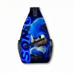 Sac à dos bleu à l'effigie du personnage Sonic à bandoulière avec une fermeture éclair au travers devant du sac, sur fond gris clair