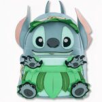 Sac à dos pour enfant à l'effigie de Stitch de couleur vert et bleu, sur fond gris clair