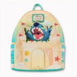 Petit sac à dos pour enfant représentant Stitch dans un décors de plage, sur fond gris clair