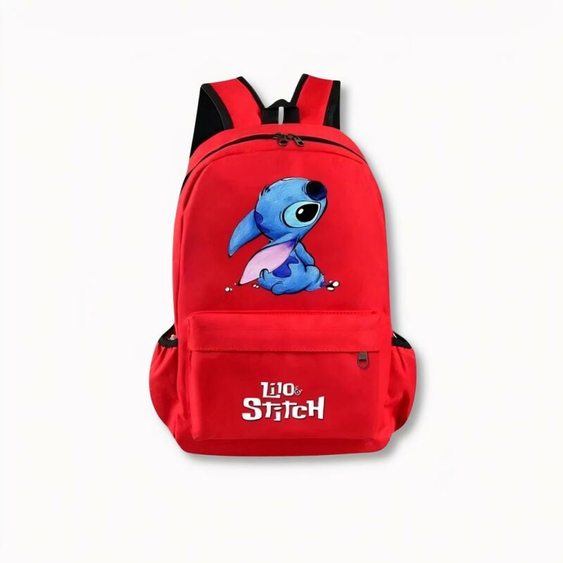 Sac à dos rouge pour enfant avec le personnage Stitch sur le devant et écrit Lilo et Stitch sur la poche avant, sur fond gris clair