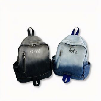 2 Sac à dos en denim pour enfant personnalisées aux noms de Yossi et Sophia de couleurs bleues et noires dégradées, sur fond gris clair