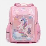 Photo d'un sac à dos rose au motif d'une licorne. Elle est blanche avec une crinière et une queue aux couleurs arc-en-ciel. Elle galope sur un arc-en-ciel, et est entourée de motifs de cœurs et d'étoiles, ainsi que des paillettes. Le tout en relief. Il y a également de dessiné, deux oreilles de licorne au-dessus du sac, deux petites pochettes de rangement sur les côtés.
