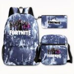 Photo d'un sac à dos Fortnite, un célèbre jeu vidéo. Le sac à dos est représenté par des graphismes type éclairs blanc sur fond bleu. Sur l'avant du sac, il y a comme motif une image de personnage du jeu, avec écrit Fortnite en blanc en dessous. À droite de l'image, nous retrouvons en haut une trousse avec le logo Fortnite en noir et blanc, ayant le même design que le sac, puis en bas à droite un sac à bandoulière ayant le même design et motif du sac à dos. Le fond de l'image est gris clair.
