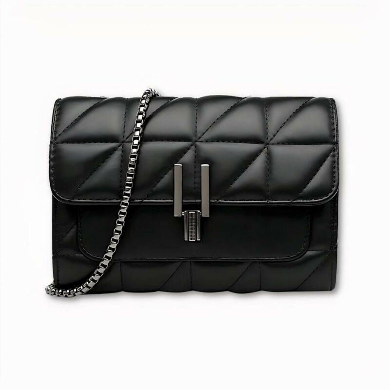 Sacoche à bandoulière pour femme. Elle est noire avec un style matelassé en similicuir. Elle se ferme avec un fermoir en métal noir, et se porte grâce à une sangle en chaîne. Le fond de l'image est gris clair.