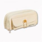 Photo d'une trousse en toile de couleur beige, avec deux compartiments de rangement à fermeture éclair. Puis un à l'avant qui se ferme avec un bouton et une corde en coton. Le fond de l'image est gris clair.