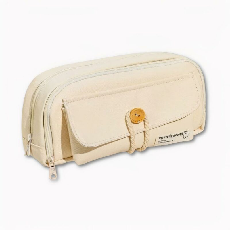 Photo d'une trousse en toile de couleur beige, avec deux compartiments de rangement à fermeture éclair. Puis un à l'avant qui se ferme avec un bouton et une corde en coton. Le fond de l'image est gris clair.