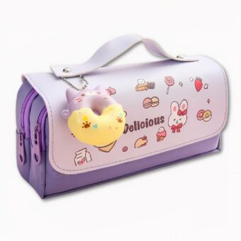 Photo d'une trousse ayant comme thème le style Kawaii. Elle est violette, dispose d'un petit porte-clé en forme de donut avec tête de chat, à moitié jaune et violet. Sur l'avant de la trousse qui se rabat, il y a des motifs d'un lapin entouré de nourriture comme du chocolat, une sucette, une fraise, des gâteaux et glace. Il y a également une poignée permettant son transport. On y voit aussi deux fermetures éclair. Le fond de l'image est gris clair.