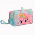 Photo d'une trousse pour enfant, en style de peluche rectangle de couleurs rose et bleu. Avec la tête d'une licorne ayant une corne et ses oreilles au-dessus. Sa crinière est de trois couleurs, jaune, verte et rose. Elle a également une petite poignée au niveau de la fermeture éclair. Le fond de l'image est gris clair.