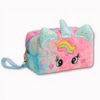 Photo d'une trousse pour enfant, en style de peluche rectangle de couleurs rose et bleu. Avec la tête d'une licorne ayant une corne et ses oreilles au-dessus. Sa crinière est de trois couleurs, jaune, verte et rose. Elle a également une petite poignée au niveau de la fermeture éclair. Le fond de l'image est gris clair.